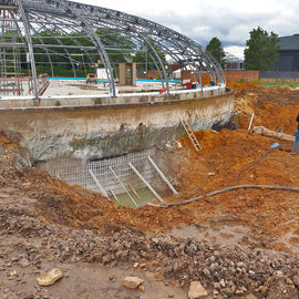 Venez découvrir les travaux de la piscine en images.