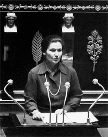Simone Veil, alors Ministre de la Santé, défend son texte autorisant l'IVG à la tribune de l'Assemblée Nationale