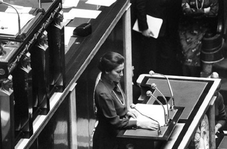 Simone Veil, alors Ministre de la Santé, défend son texte autorisant l'IVG à la tribune de l'Assemblée Nationale